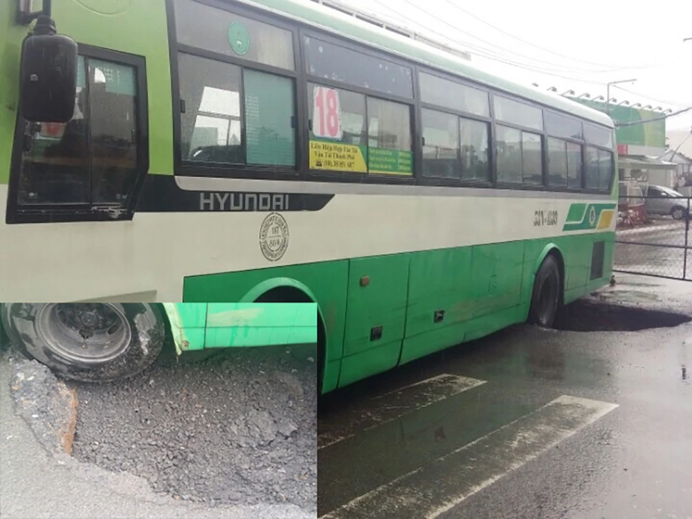 Hố sâu xuất hiện bất ngờ khiến bánh sau xe buýt lọt xuống. 